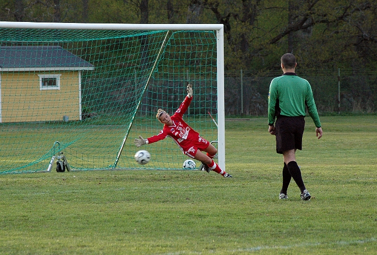 2007_0503_11.JPG - Kajsa Rudengård var omutlig denna kväll, ännu en straff i mål. Resultat 6-7 i halvtid